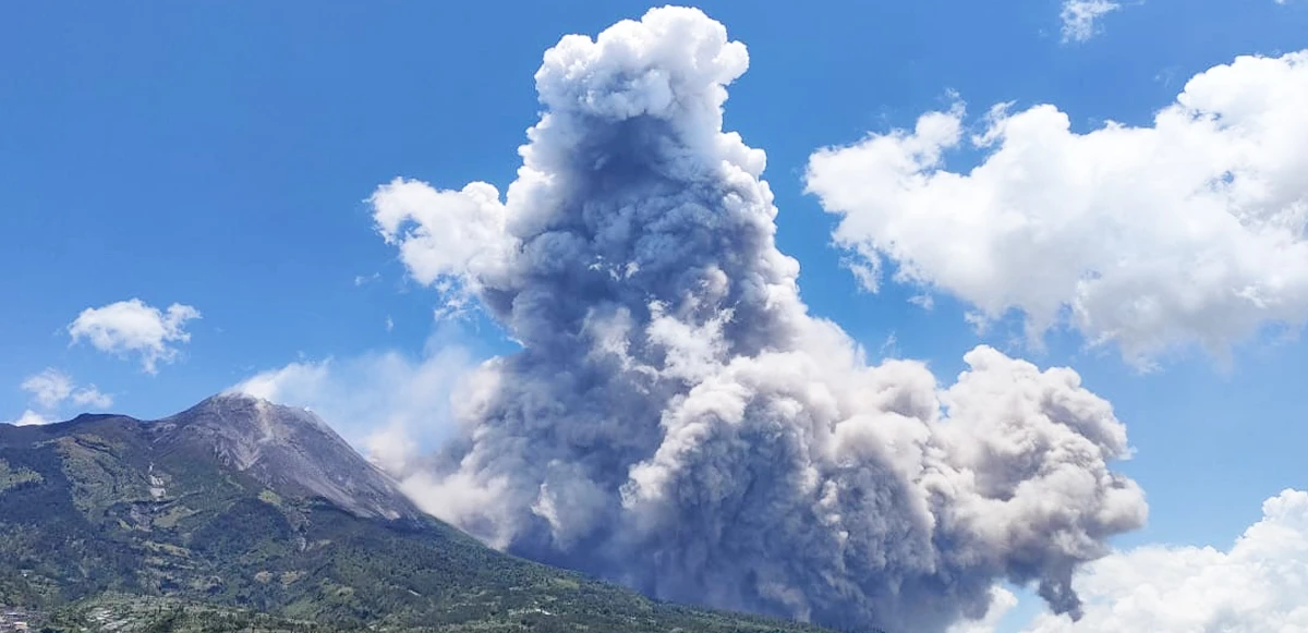 Merapi Yanardağı patladı! 1,5 kilometrelik lav püskürttüğü anlar kamerada
