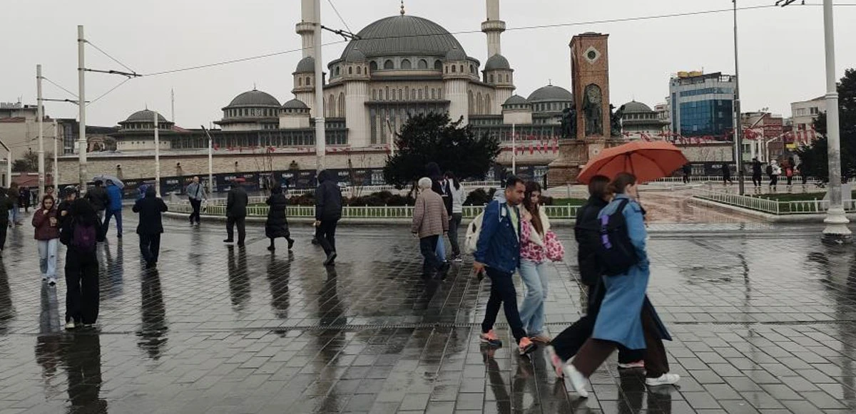 Taksim'de kuvvetli rüzgar ile yağış vatandaşlara zor anlar yaşattı