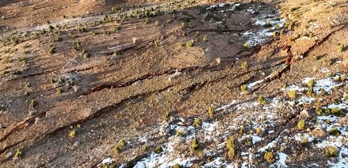 Kahramanmaraş’ta ürküten fay kırığı görüntüsü: Dağı neredeyse ikiye ayırdı