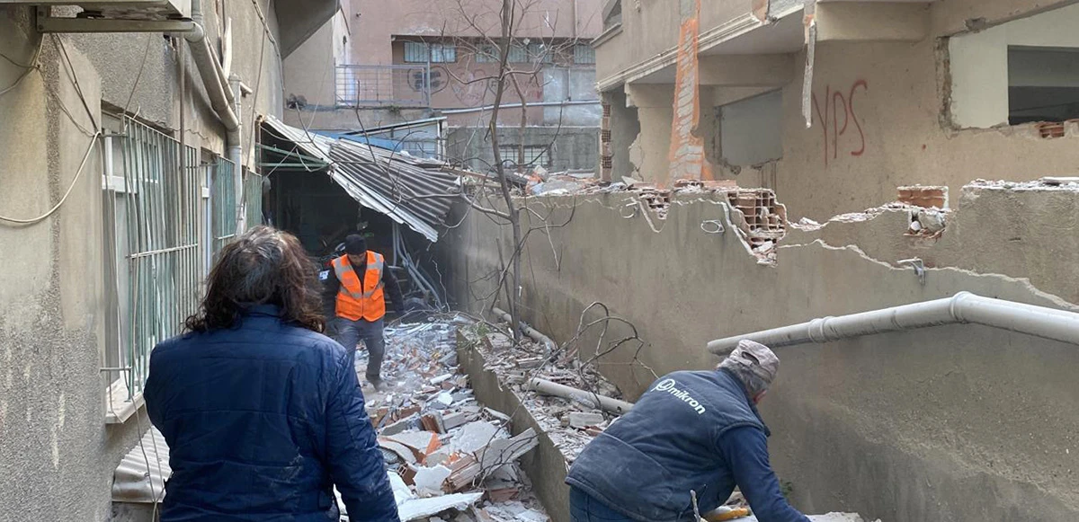 Küçükçekmece’de yıkım anında metruk bina çöktü