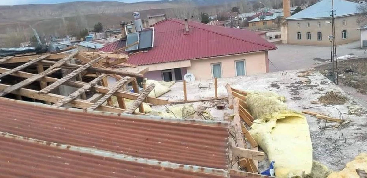 Erzincan’da hortum! Çatılar uçtu, ağaçlar devrildi
