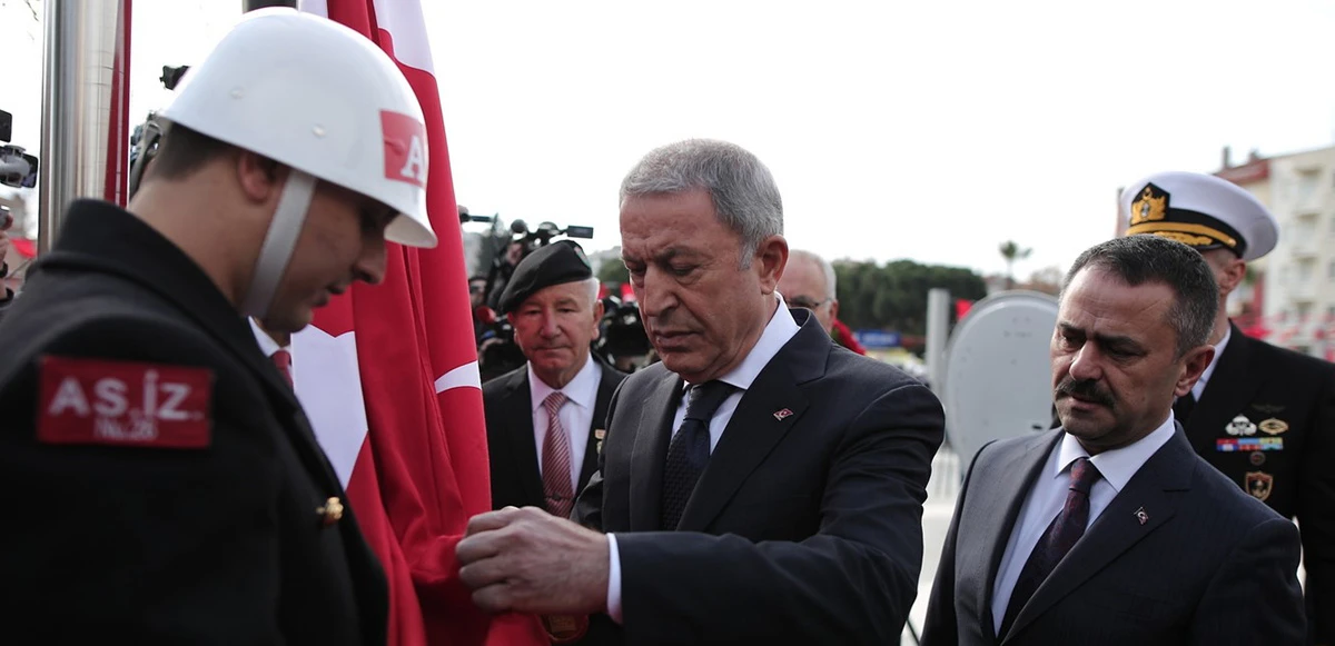 ‘Çanakkale geçilmez’ yazılı altın madalya Türk bayrağına takıldı