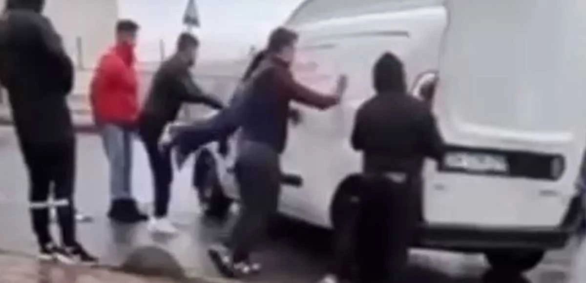 Aracı düzeltirken altında kalmaktan son anda kurtuldu