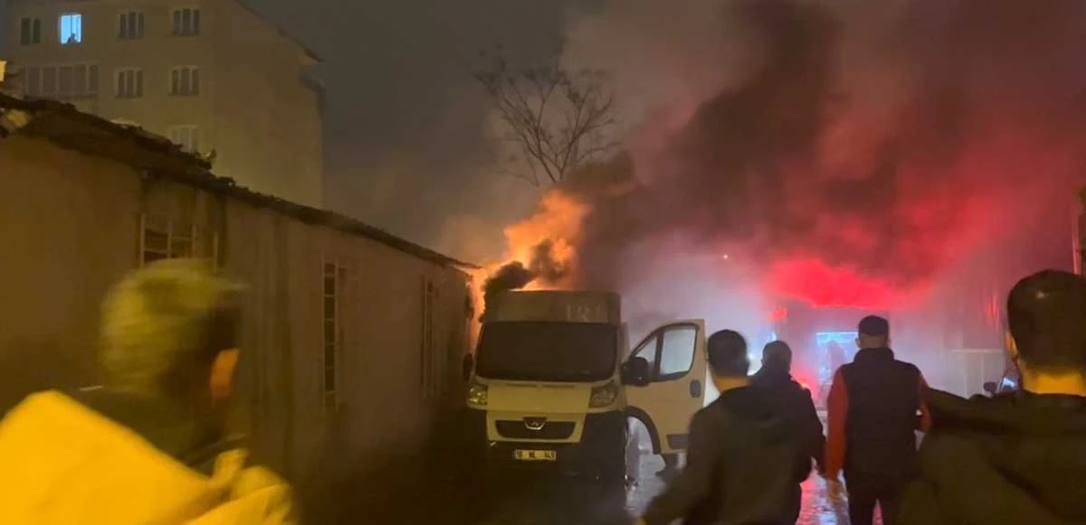 Bursa’da hurdalık alanda yangın çıktı: 2 araç kullanılamaz hale geldi