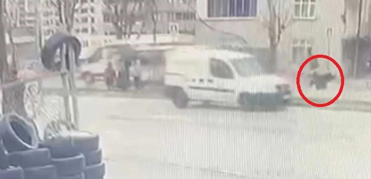 Okula giden çocuğa araç çarptı: Metrelerce savruldu