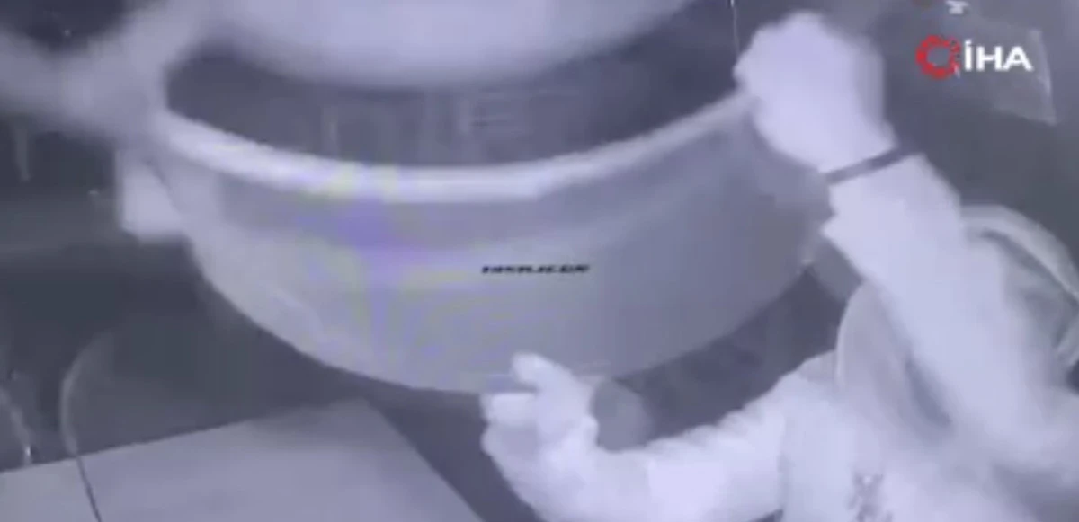 Boş masalardaki yemekleri yedi, sandalye ile kamerayı kırdı