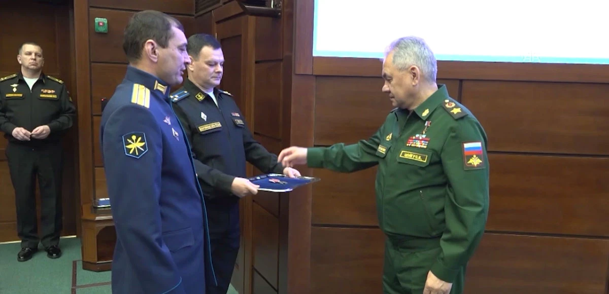 Rus bakan ABD'ye inat dediğini yaptı! İHA'yı düşüren pilotlara ödül