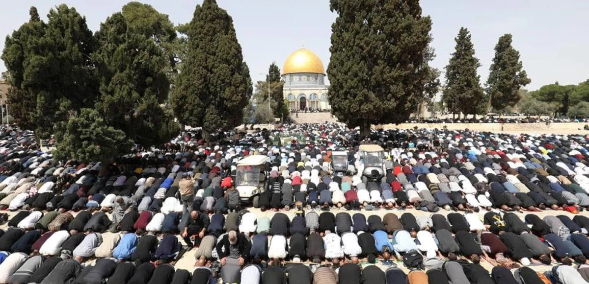 İsrail güçleri engellemeye çalışsa da 100 bin kişi Mescid-i Aksa'da Ramazan'ın ilk cuma namazını kıldı