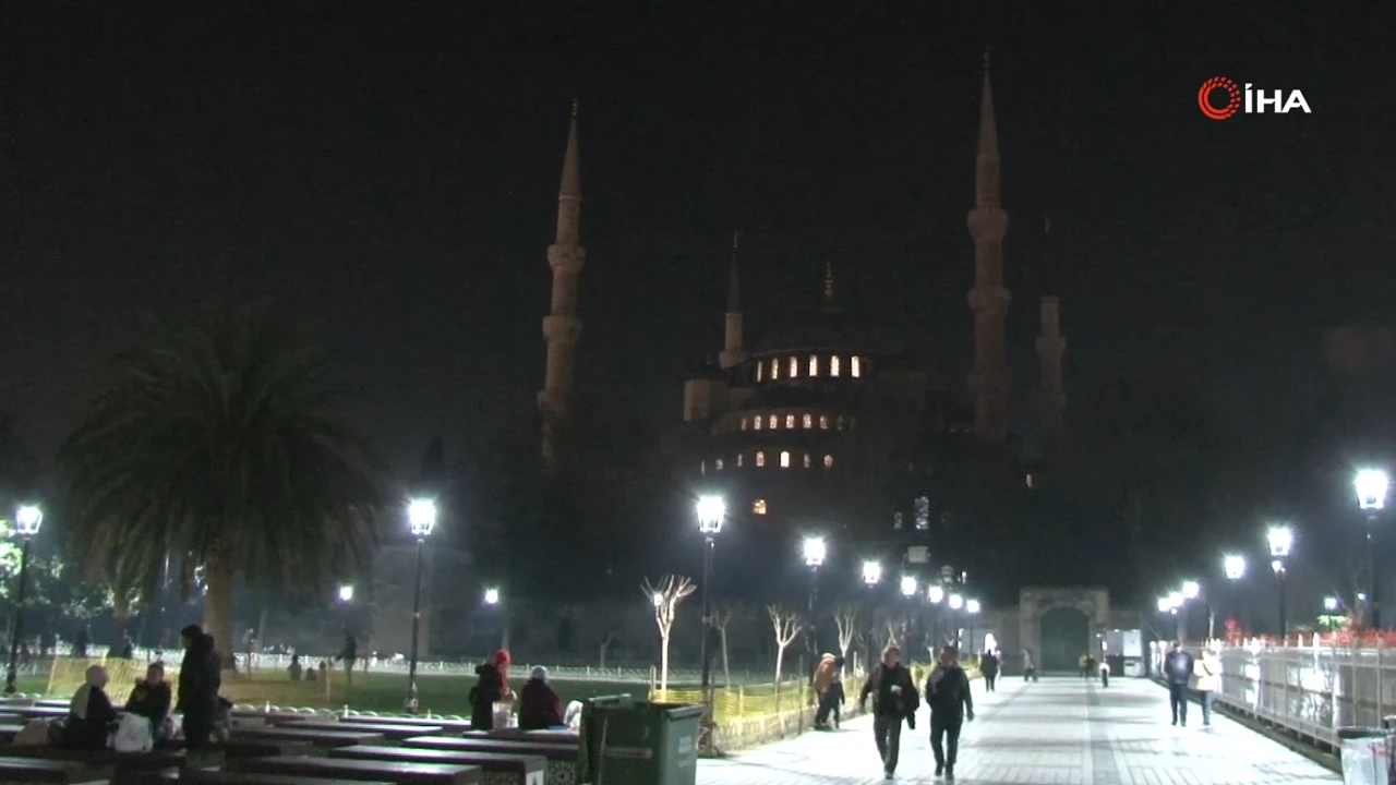 Işıklar depremde hayatını kaybedenler için söndü