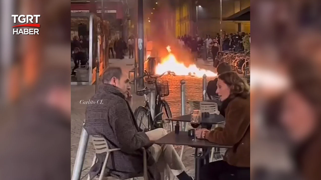 Fransa’daki protestolara damga vuran görüntü! Sokaklar yanarken keyiflerini bozmadılar!