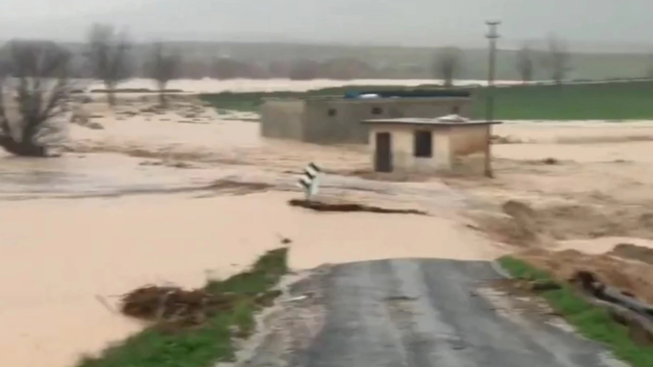 Şanlıurfa’da sağanak, yolları göle döndürdü