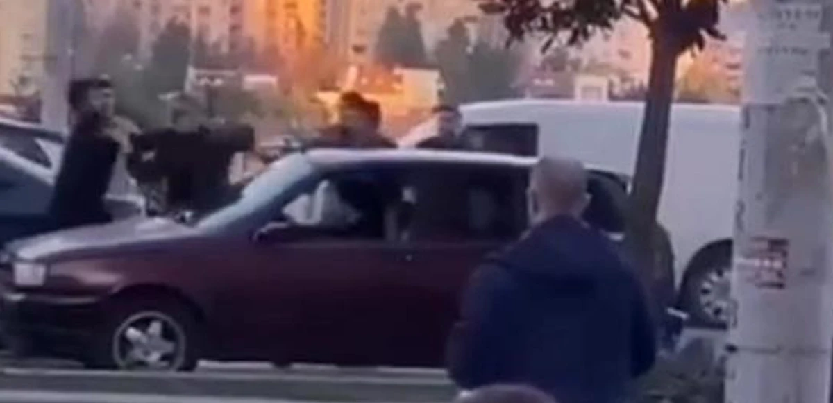 Trafikte yumruk yumruğa kavga kamerada