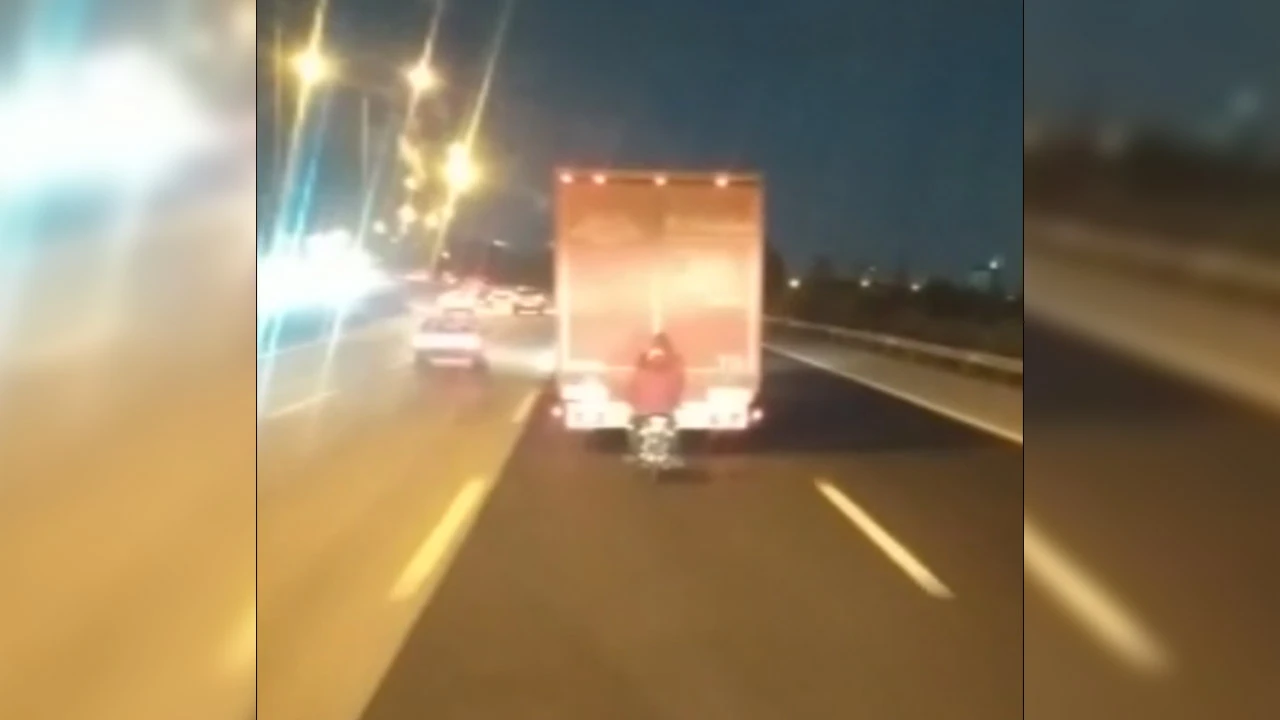 Canını hiçe saydı! Motosiklet sürücüsünün otobanda tehlikeli yolculuğu