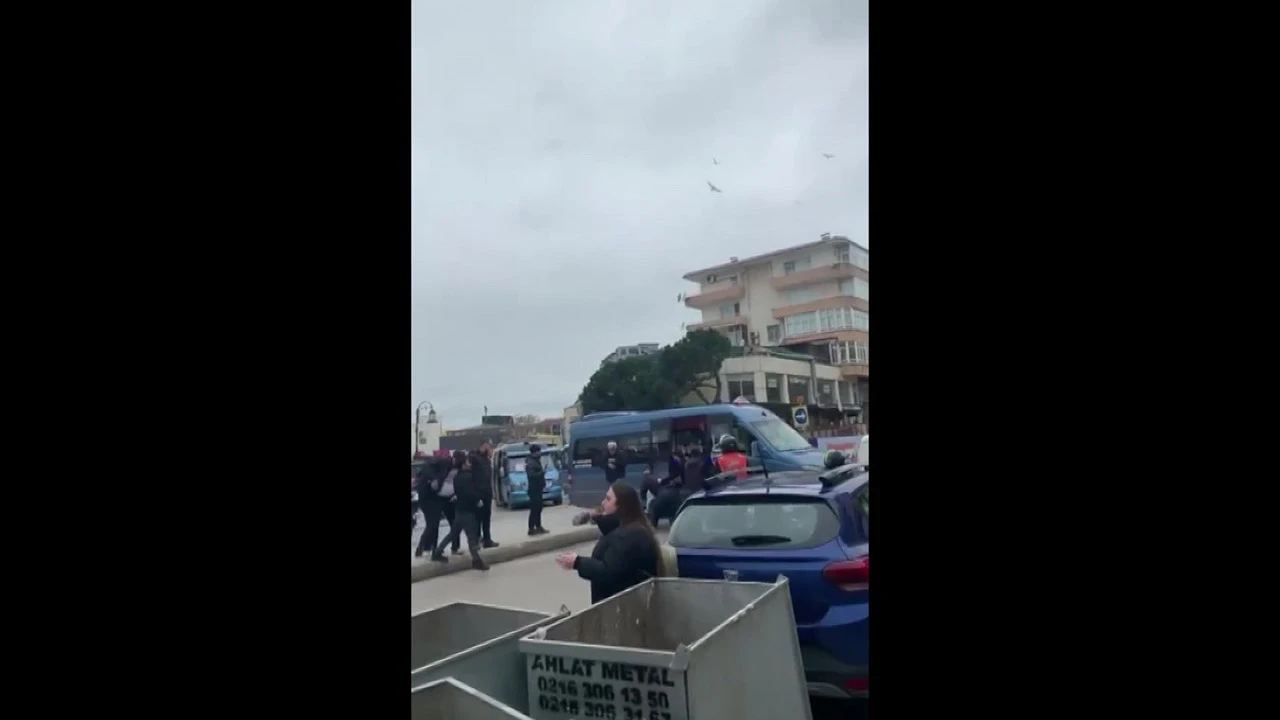 Minibüsçüler arasında meydan savaşı: Sopalarla birbirlerine saldırdılar