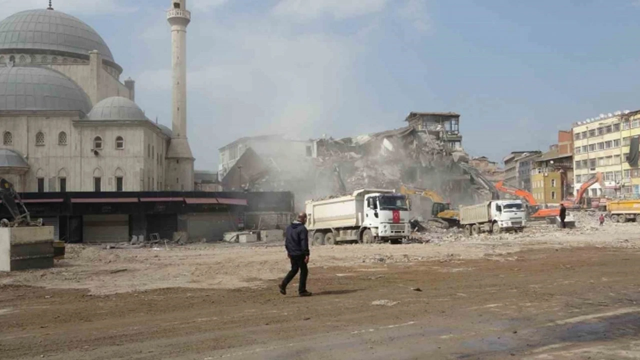 Malatya'dan enkaz kalktı yeni meydanlar oluştu