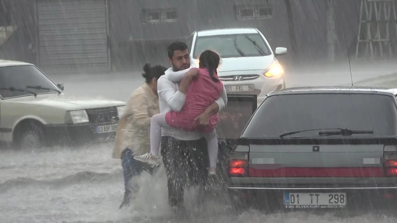 Adana’yı bayramda sel vurdu: Araçların için su doldu, yollar göle döndü!
