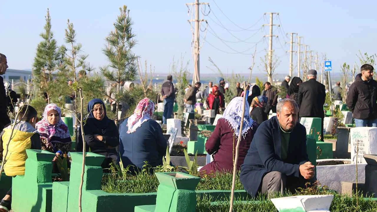 Deprem bölgesinde buruk bayram! Hayatını kaybedenlerin yakınları mezarlığa akın etti
