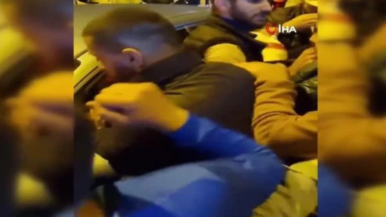 Fenerbahçe stadının önünden geçen araca taraftarlar saldırdı