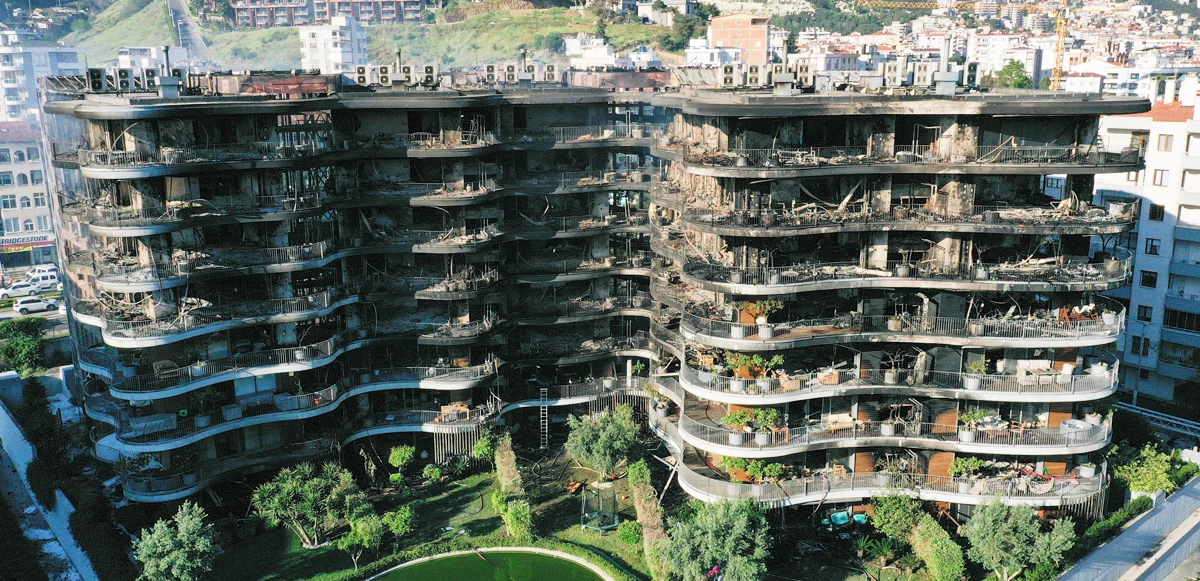 İzmir'de yanan lüks bina uzmanları bile şaşırttı! Uzmanlardan dikkat çeken detay: Ahşap kullanmak normalde yasak