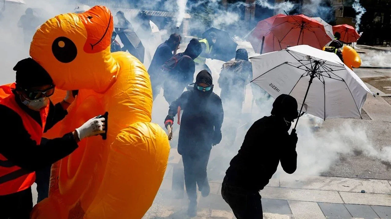 Tarihi katılımda sokaklar ateşe verildi, olaylı 1 Mayıs