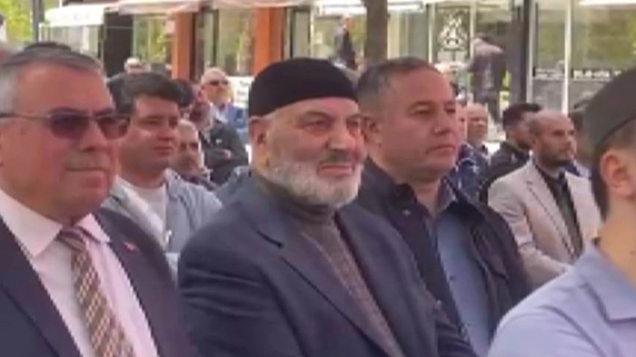 Bakan Koca'nın konuşması sırasında babası duygulandı
