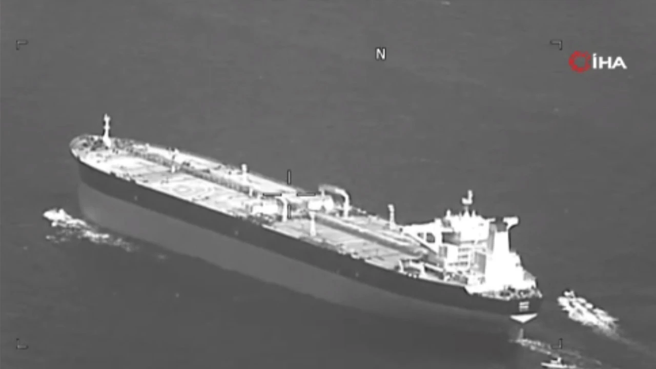 İran Panama bandıralı petrol tankerine el koydu!