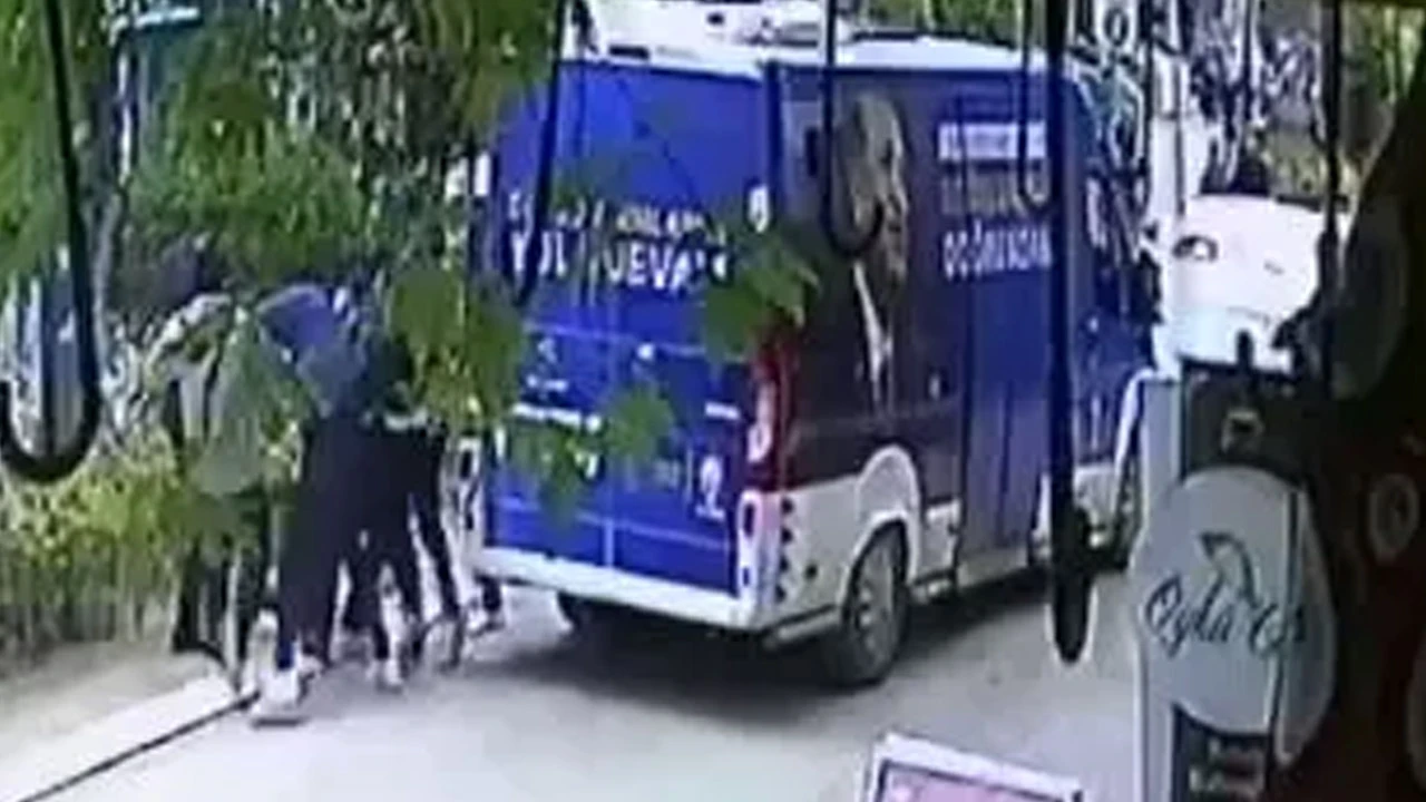 AK Parti Erdek seçim otobüsüne saldırı! 2 kişi gözaltında