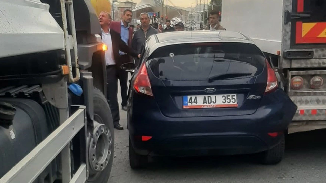 Malatya’da ilginç kaza: İki aracın arasına sıkıştı