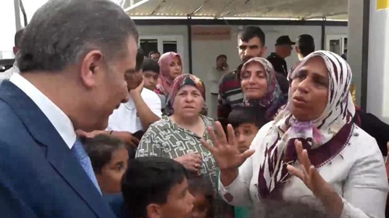 Depremzede Bakan Koca'yı görünce göz yaşlarını tutamadı