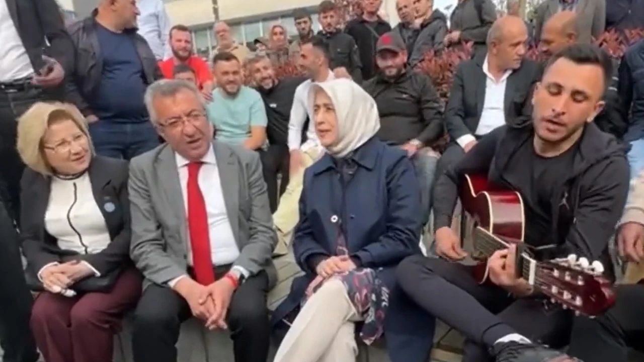 Özlediğimiz görüntüler: AK Parti ve CHP'li vekil birlikte gençlerle türkü söyledi