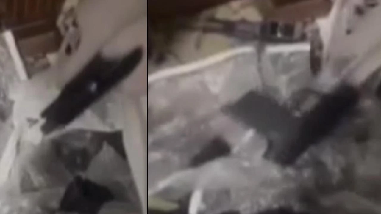 Cephanelik gibi ev! Onlarca silah ve silah kutusu ele geçirildi