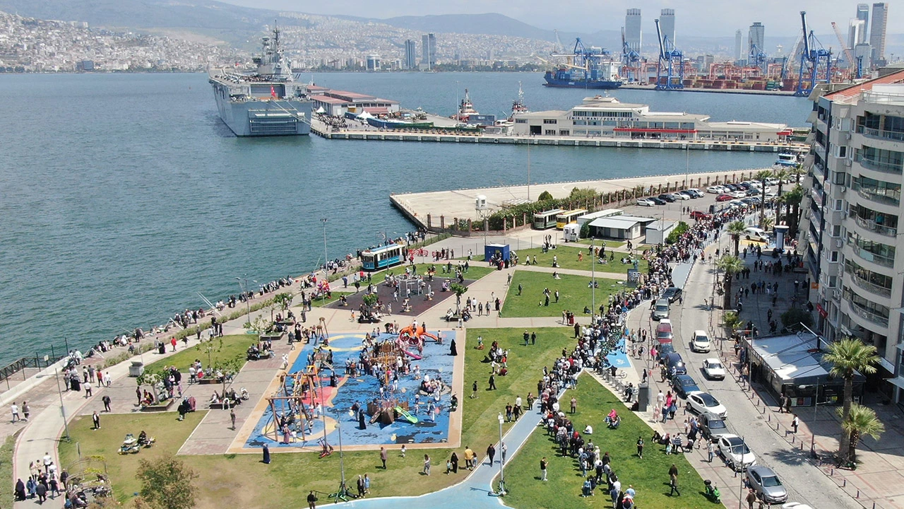 İzmir’de TCG Anadolu için 1.5 km’lik kuyruk