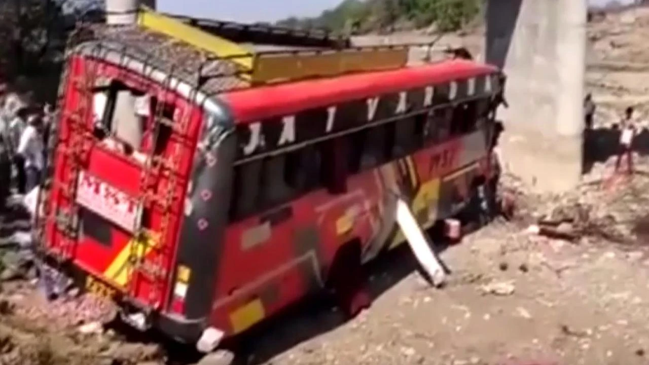 Hindistan'da yolcu otobüsü köprüden uçtu! 22 kişi feci şekilde can verdi