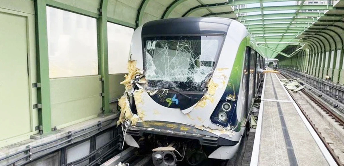 Korkunç olay! İnşaat vinci metronun üzerine düştü! Ölü ve yaralılar var