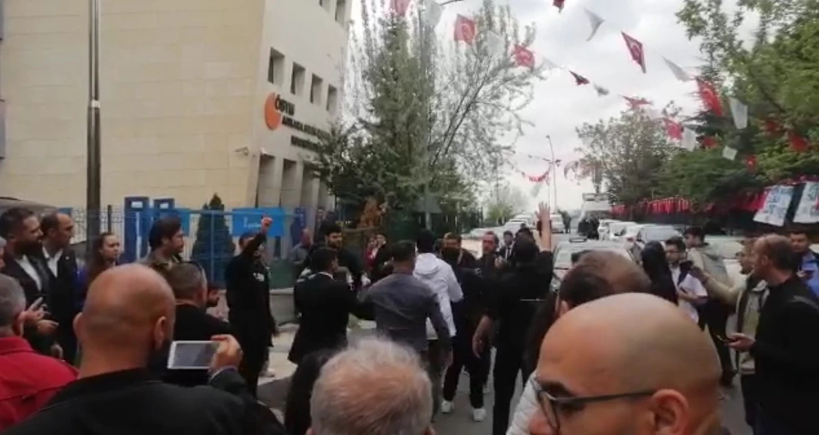 Memleket Partili gençler gözyaşlarını tutamadı