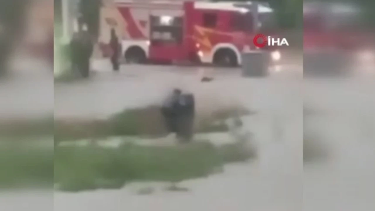 Ankara'da göle dönen yolda mahsur kalan vatandaşı ekipler kurtardı