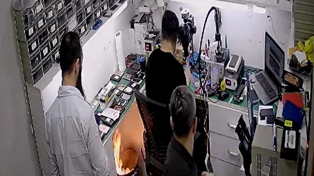 Çöpe atılan cep telefonu bomba gibi patladı