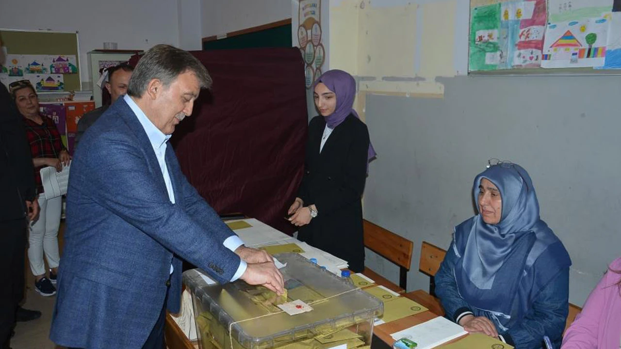 11. Cumhurbaşkanı Abdullah Gül oyunu kullandı