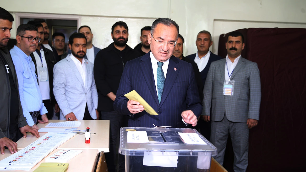 Kabineden ilk oyu Adalet Bakanı Bekir Bozdağ kullandı!