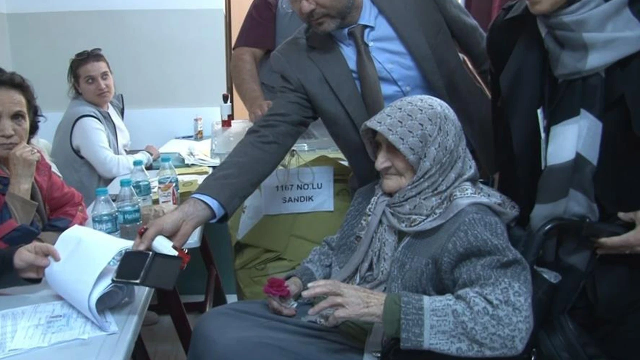 114 yaşında sandık başında! Hacer nine oyunu kullandı: Erdoğan için tespih çekiyorum