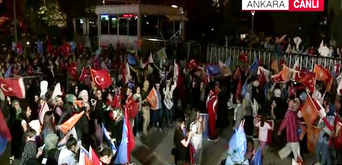 AK Parti Genel Merkezi'nde balkon konuşması hazırlığı, binlerce kişi akın etti