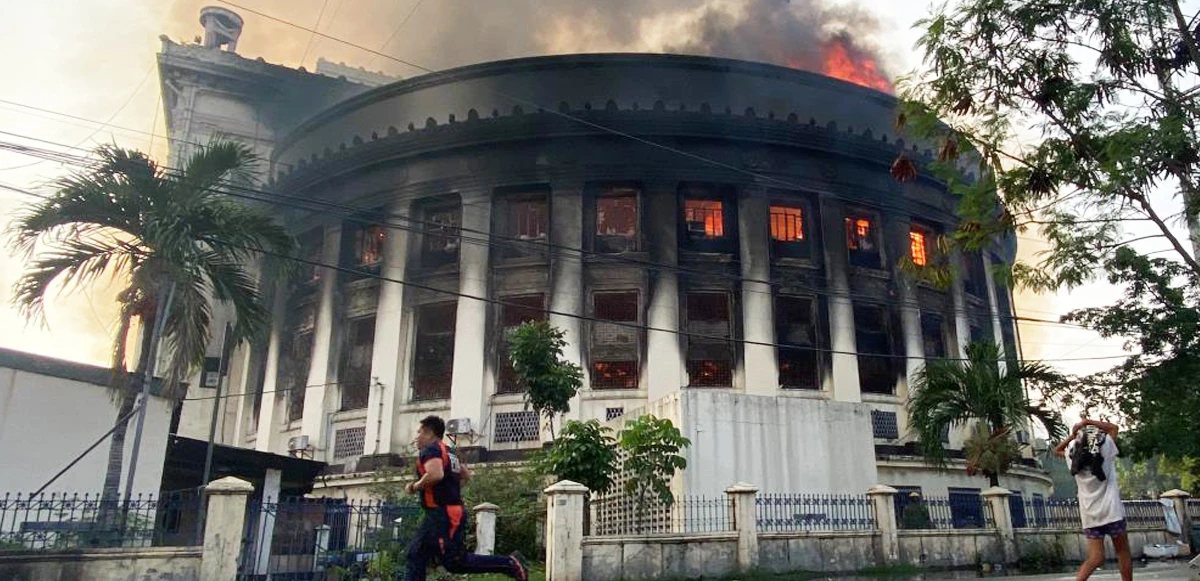 Filipinler'in tarihi bina cayır cayır yandı, o anlar anbean kameraya yansıdı 