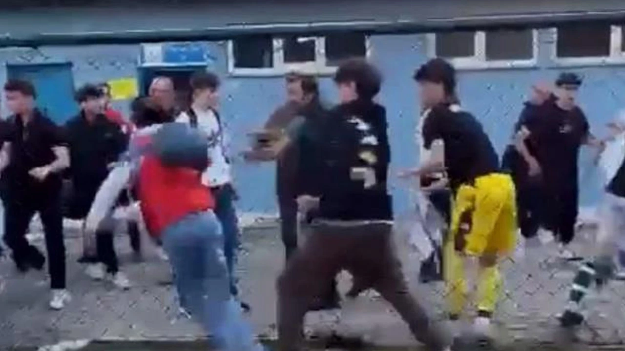 Ortalık bir anda karıştı, genç futbolcular tekme tokat birbirine girdi
