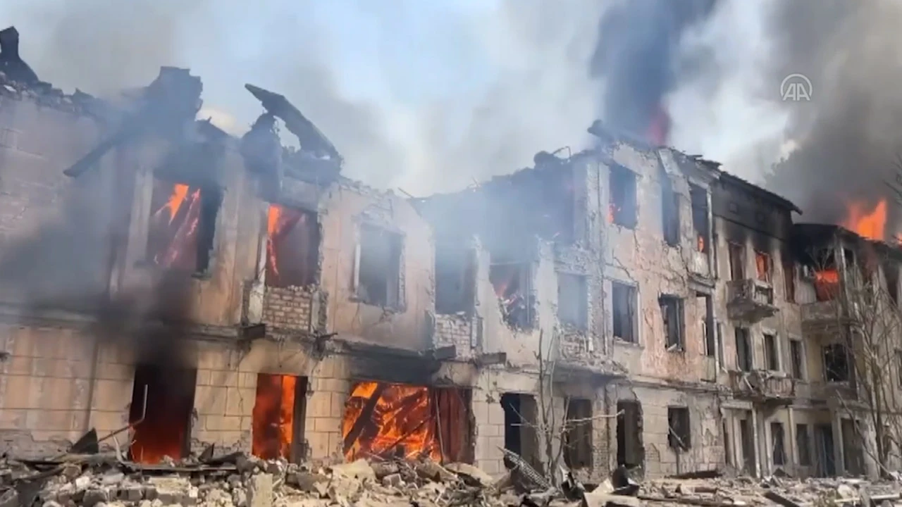 Olan yine sivillere oldu! Rusya Ukrayna'da hastaneyi vurdu