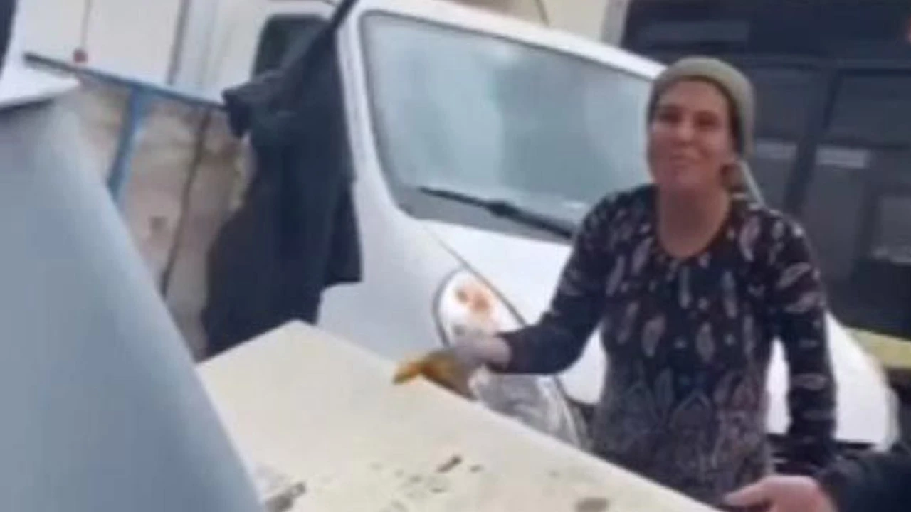 Çöp kutusuna sıkışan kadını öğrenciler kurtardı!
