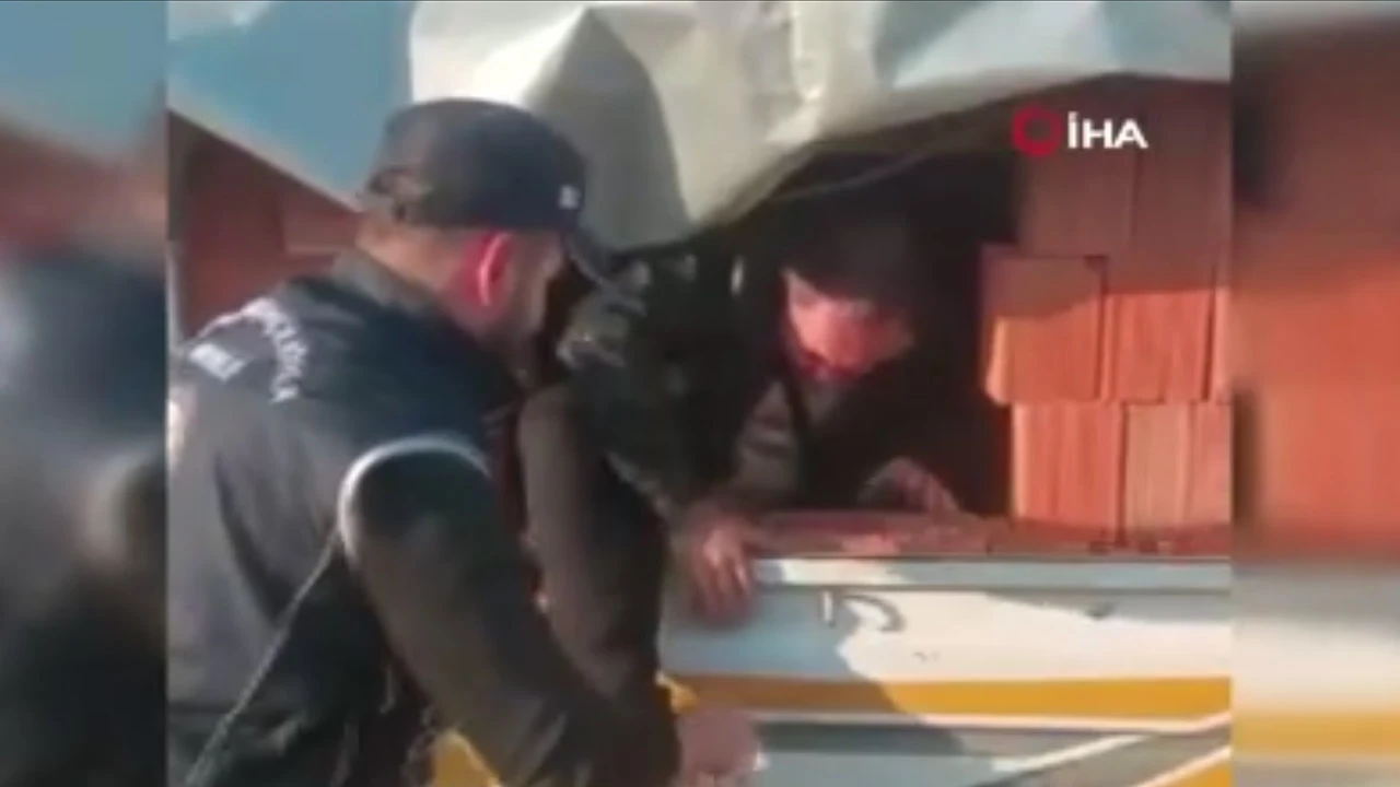 Polisler şaşkına döndü! Tuğlanın içinden göçmen çıktı