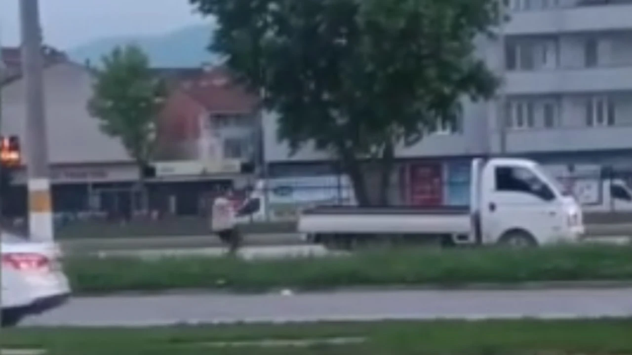 Cadde ortasında tehlikeli anlar: Çatışma kameralara takıldı