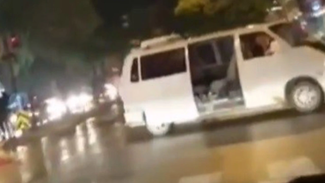 Seçim zaferini kutlarken kapısı açık minibüsten böyle düştü