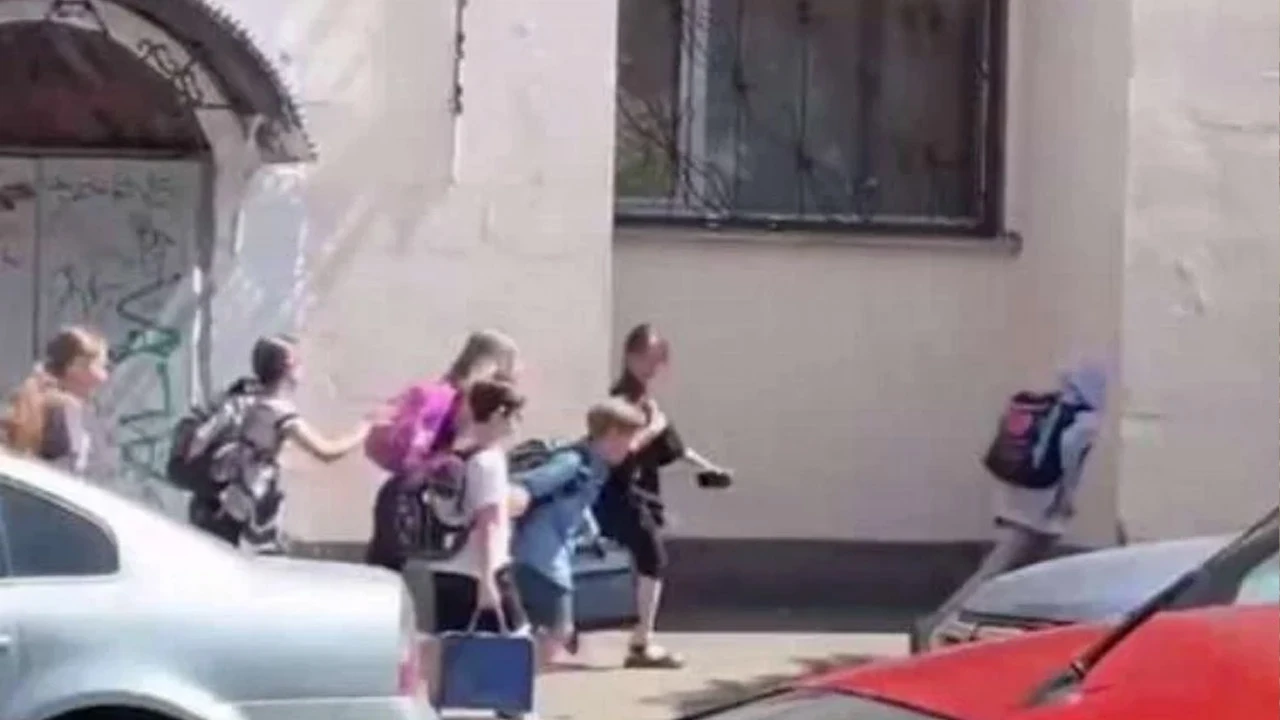Çocuklar Rus saldırısından korkuyla çığlık çığlığa böyle kaçtı