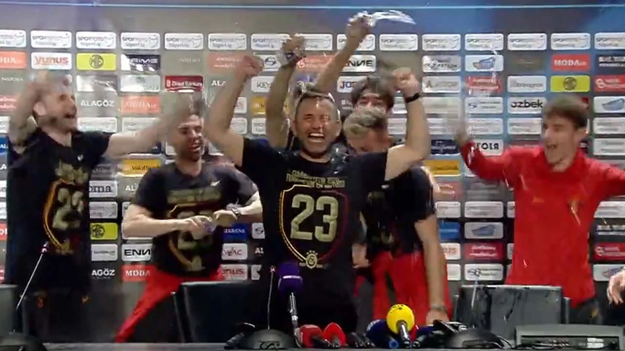 Galatasaraylı futbolculardan Okan Buruk'a sulu baskın